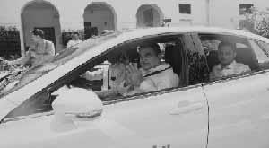 union-minister-nitin-gadkari-reached-parliament-in-toyota-mirai