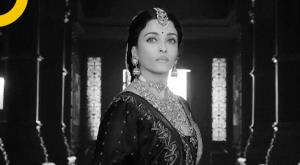 ponniyin-selvan-kangana-ranaut-was-seen-kissing-aishwarya-rai-bachchans-hand-wrote-a-post