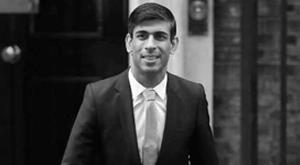 rishi-sunak-enters-pm-house-with-a-garland-of-marigolds-around-his-neck