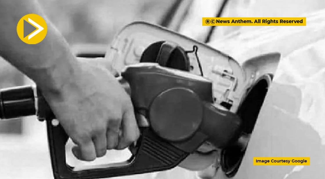 महाराष्ट्र में इस जगह 1 रुपए लीटर पेट्रोल खरीदने उमड़ी भीड