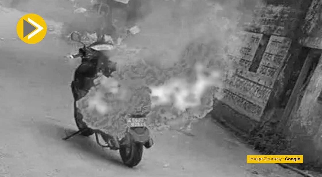 चार्जिंग के वक्त इलेक्ट्रिक व्हीकल की बैटरी में विस्फोट