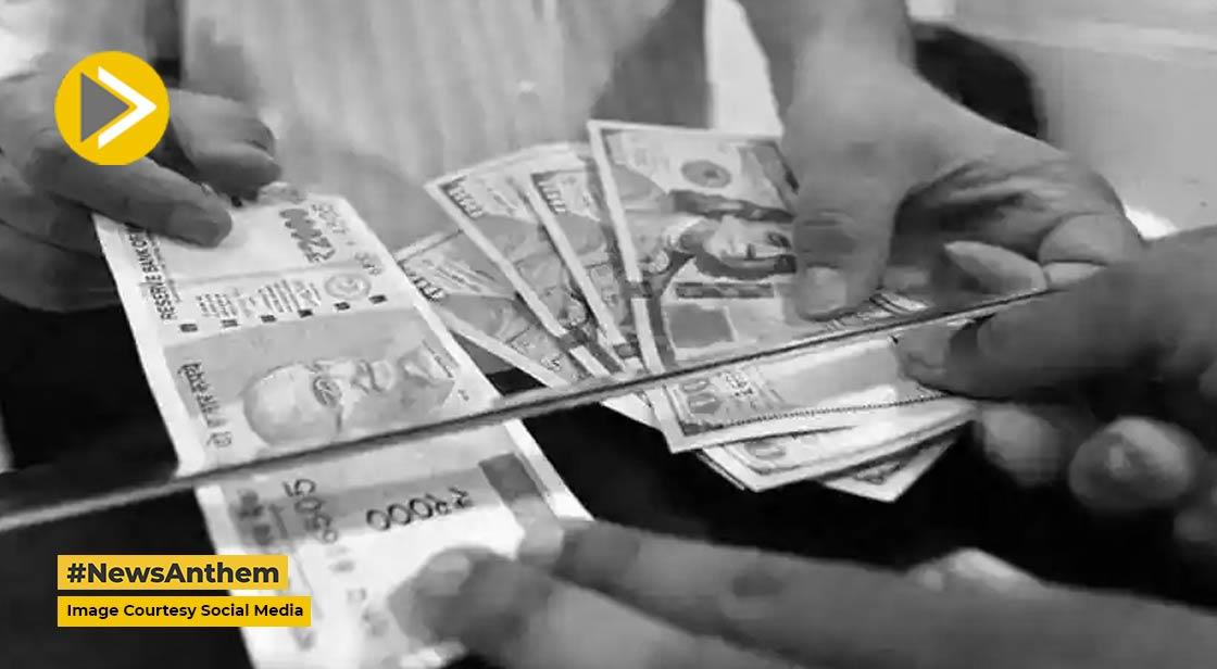 Rupee vs Dollar: रुपया फिर रिकॉर्ड निचले स्तर पर हुआ बंद, डॉलर के मुकाबले जानें कीमत