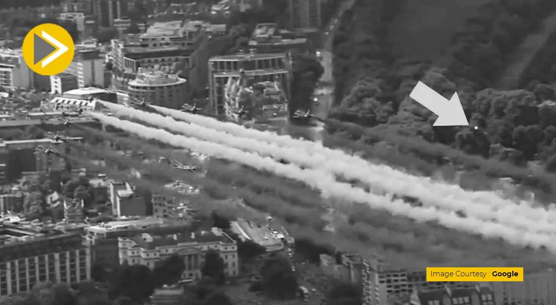एयरक्राफ्ट के बीच उड़ता दिखाई दिया कथित UFO, छिड़ी बहस